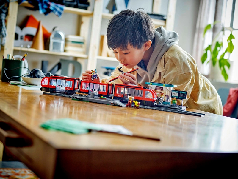 LEGO City - zastávka električky a autobusu v centre mesta
