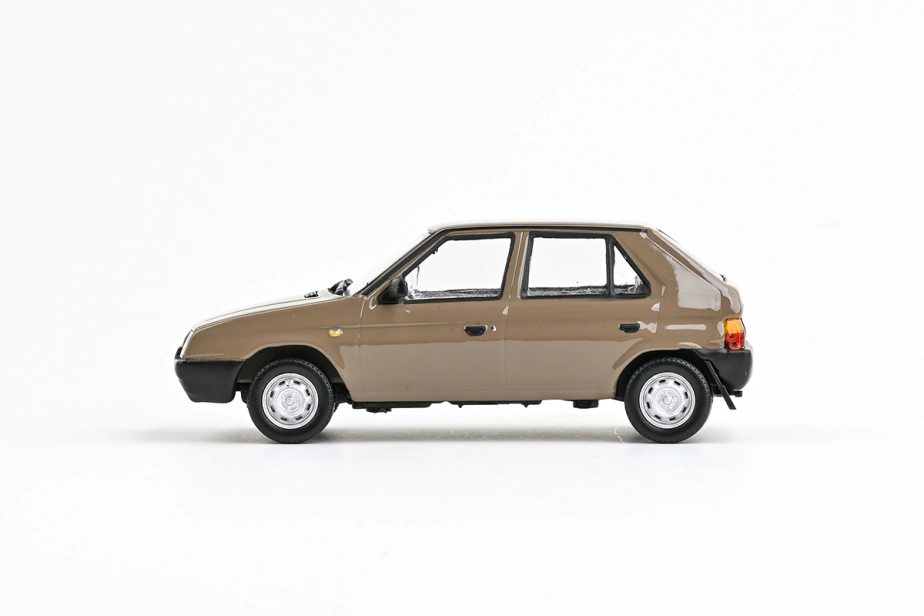 Abrex Škoda Favorit 136L (1988) 1:43 - Hnědá Kamenná