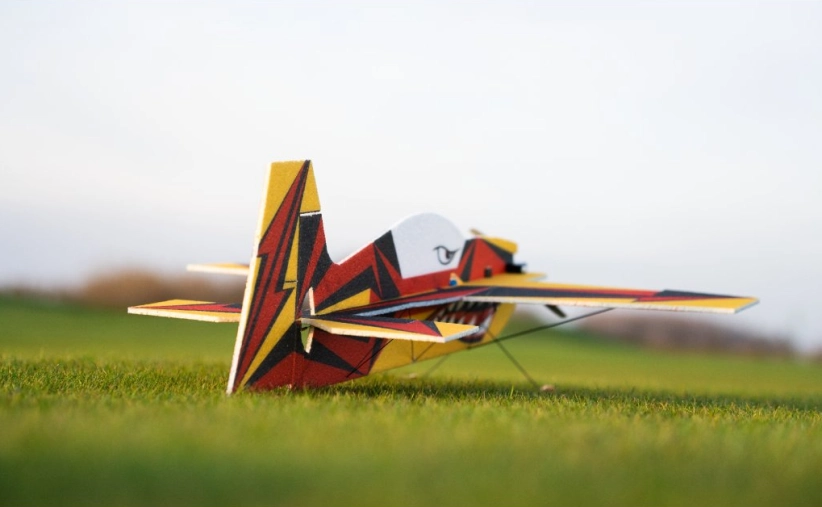 Akrobatický model EXTRA 300, 800 mm stavebnica