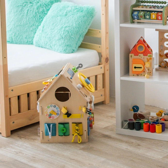 2Kids Toys Activity board Domček prírodný
