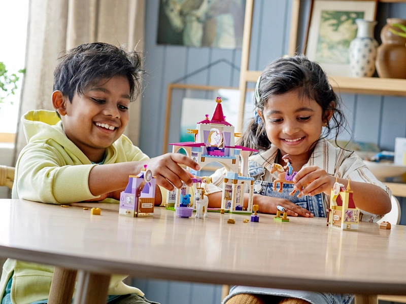 LEGO Disney Princess – Kráľovské stajne Krásky a Lociky
