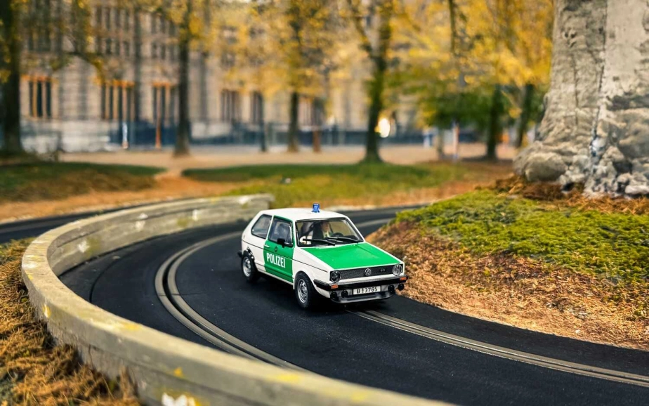 Autíčko Street SCALEXTRIC C4572 - Volkswagen Golf MK1 - Polizei (1:32)