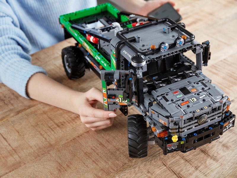 LEGO Technic – truck trialové vozidlo Mercedes-Benz Zetros 4x4