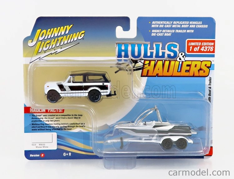 Johnny Lightning International Scout s prívesom a loďou 1979 1:64 biela čierna