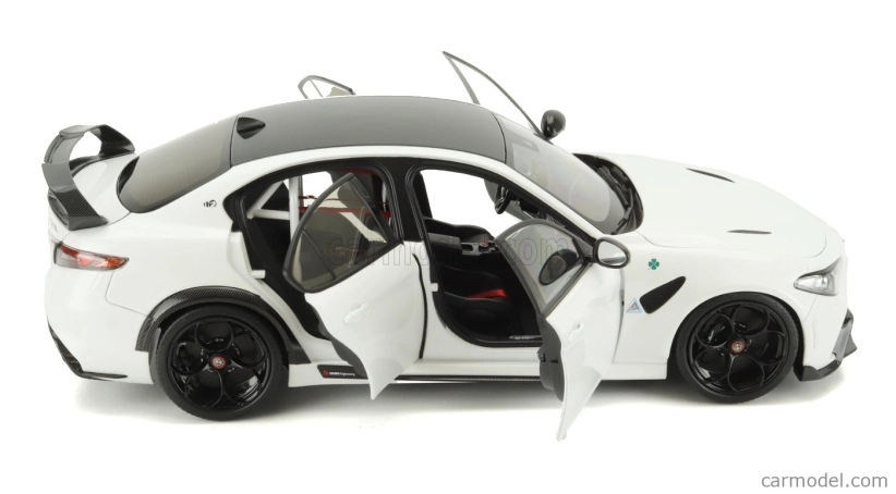 Motorhelix Alfa romeo Giulia Gtam With Engine And Accessories 2021 1:18 Bílá