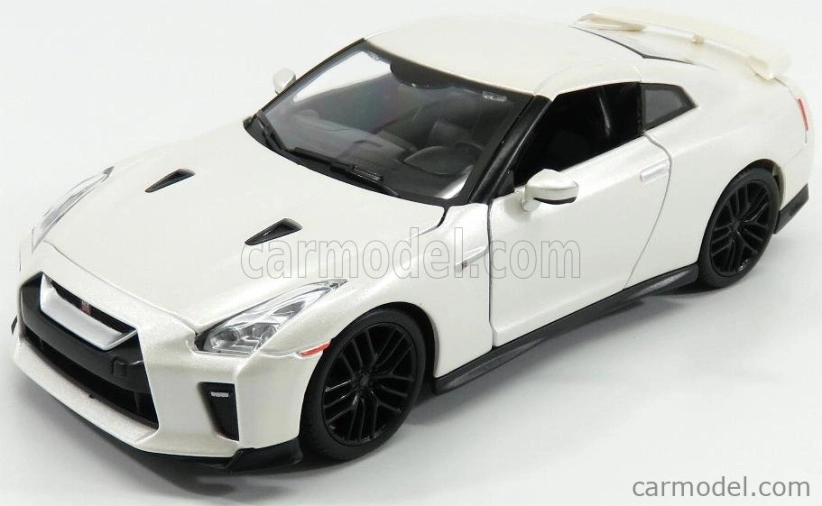 Bburago Nissan Gt-r (r35) Coupe 2017 1:24 biela perla