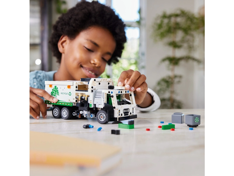LEGO Technic - Elektrické smetiarske auto Mack® LR