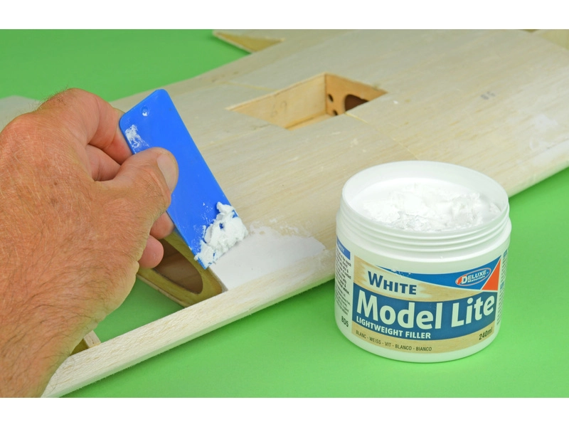 Model Lite White svetlý tmel na drevo biely 240ml