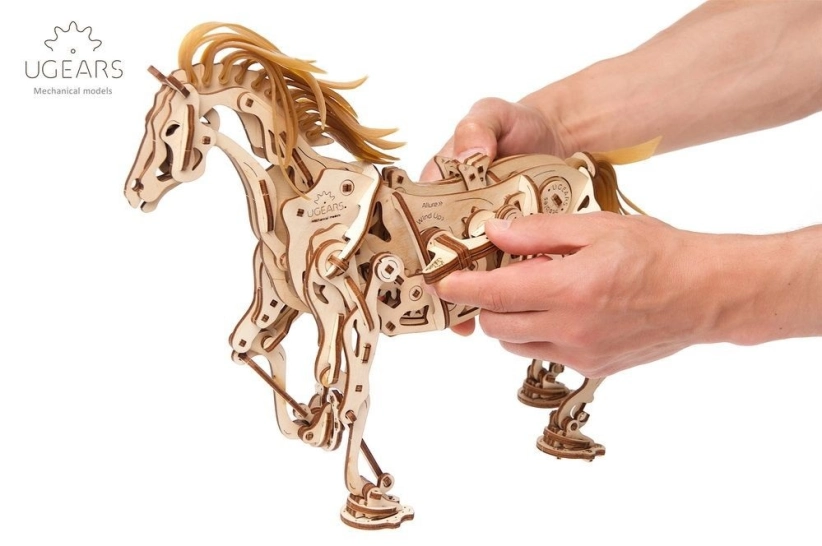 Ugears 3D drevené mechanické puzzle Kôň