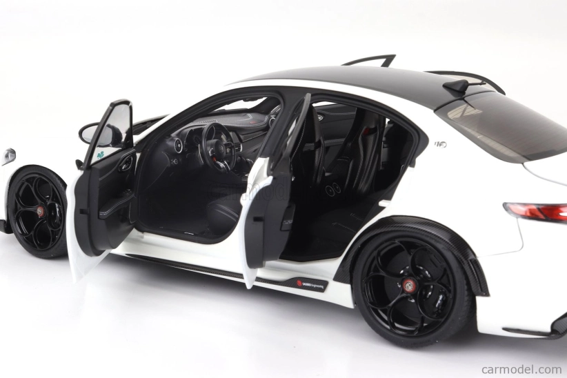 Motorhelix Alfa romeo Giulia Gta 2021 With Engine And Accessories - Full Openings 1:18 Bianco Trofeo White Met