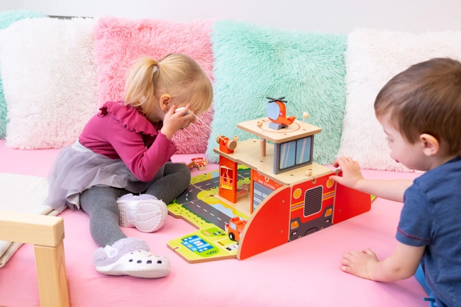 2Kids Toys Dřevěná stanice Hasiči 2 v 1