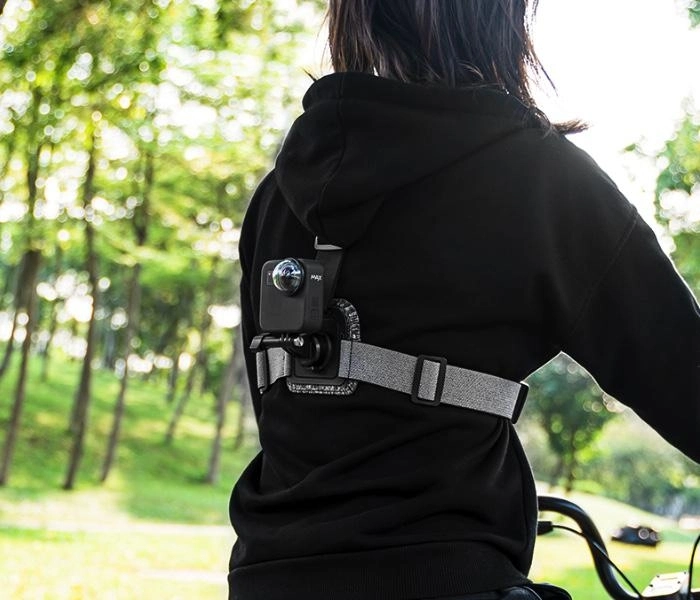 Nastavitelný hrudní popruh pro dvojitým fotoaparátem