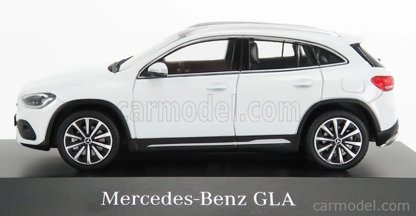 Spark-model Mercedes Benz Gla-class (h247) 2020 1:43 Digitálny biely meter