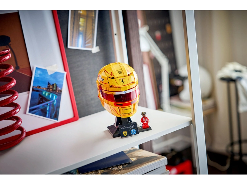 LEGO Editions - Prilba Lewisa Hamiltona zo Scuderia Ferrari HP