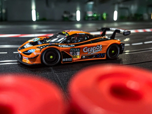 Auto Carrera D132 - 32075 McLaren 720S GT3 | RCprofi.cz