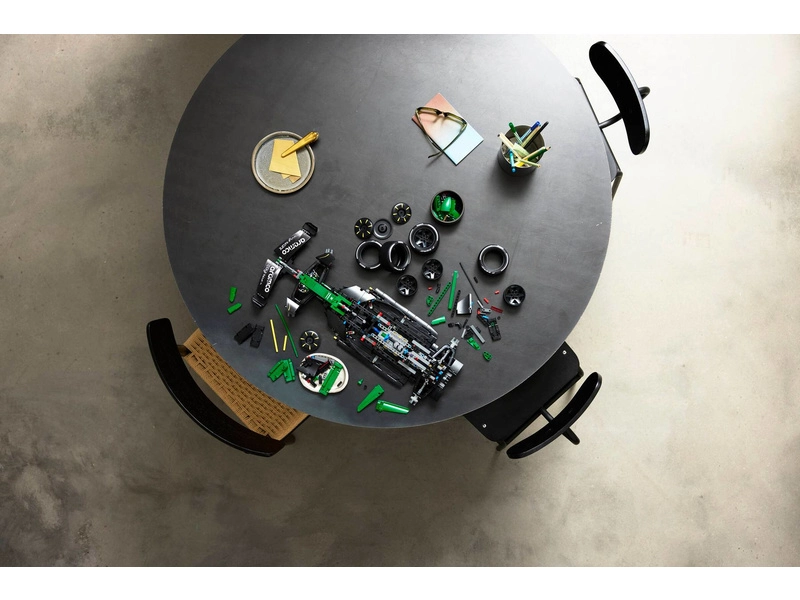 LEGO Technic - Auto Aston Martin Aramco AMR25 F1®