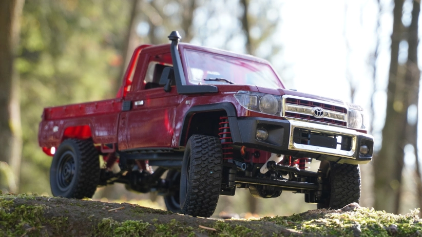 RC auto Land Cruiser Toyota, červená + náhradní baterie