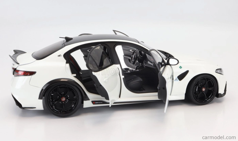 Motorhelix Alfa romeo Giulia Gta 2021 With Engine And Accessories - Full Openings 1:18 Bianco Trofeo White Met