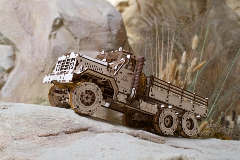 Ugears 3D dřevěné mechanické puzzle Nákladní auto CARGO