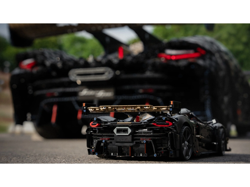 LEGO Technic – Megacar Koenigsegg Sadair's Spear