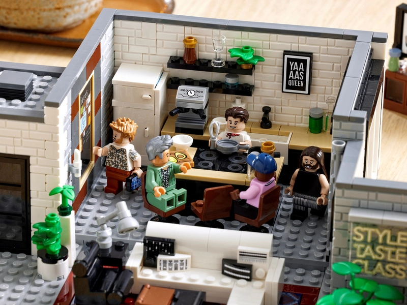 LEGO Ikony - Queer Team - Apartmán Ouzo Five
