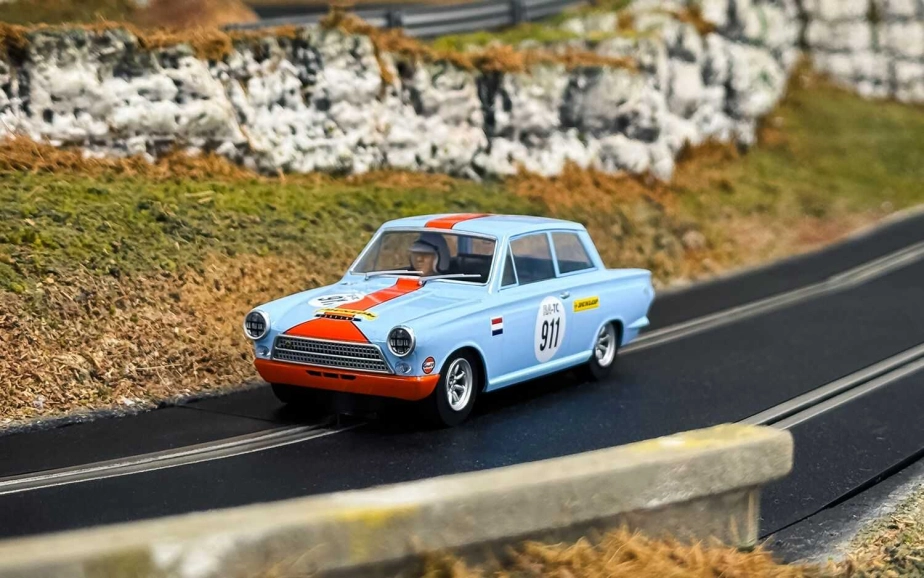 Autíčko Gulf SCALEXTRIC C4669 - Ford Lotus Cortina (1:32)