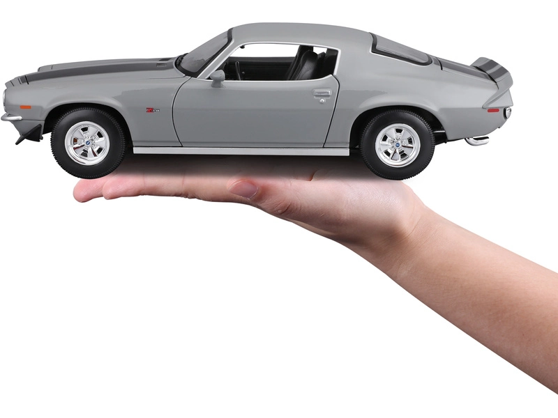 Maisto Chevrolet Camaro 1971 1:18 šedá