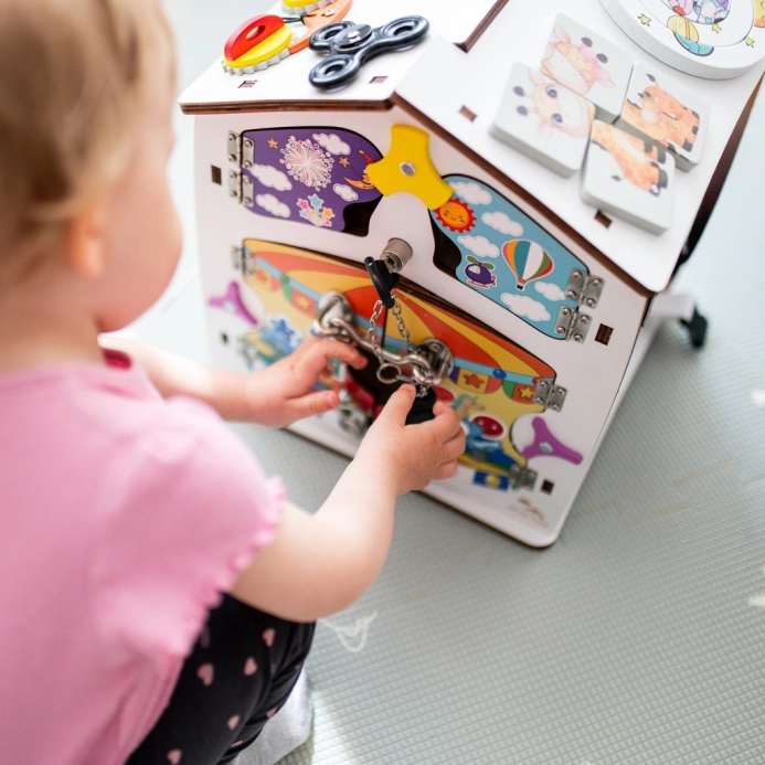 2Kids Toys Activity board Domček biely – poškodený obal
