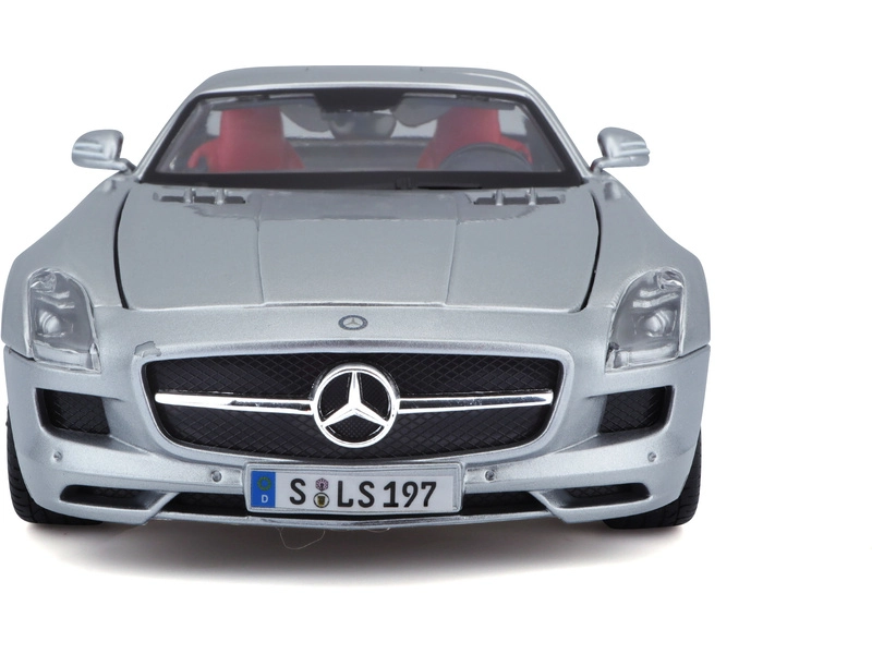 Maisto Mercedes-Benz SLS AMG 1:18 stříbrná