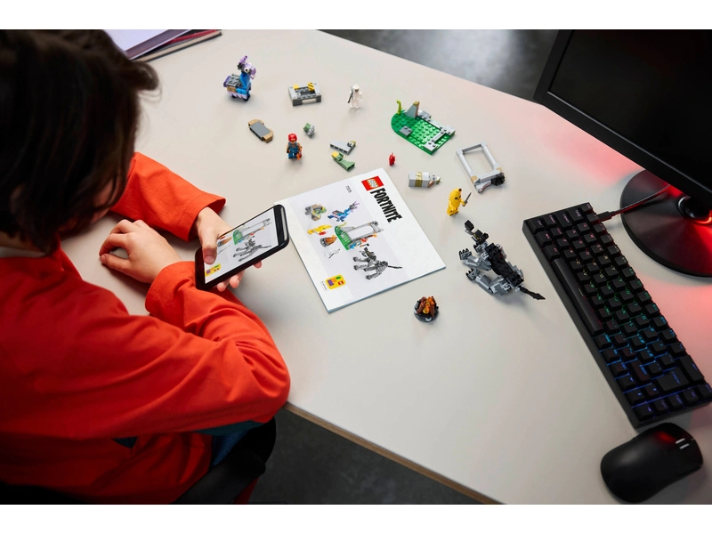 LEGO Fortnite - Peely a Sparkplug a ich táborisko