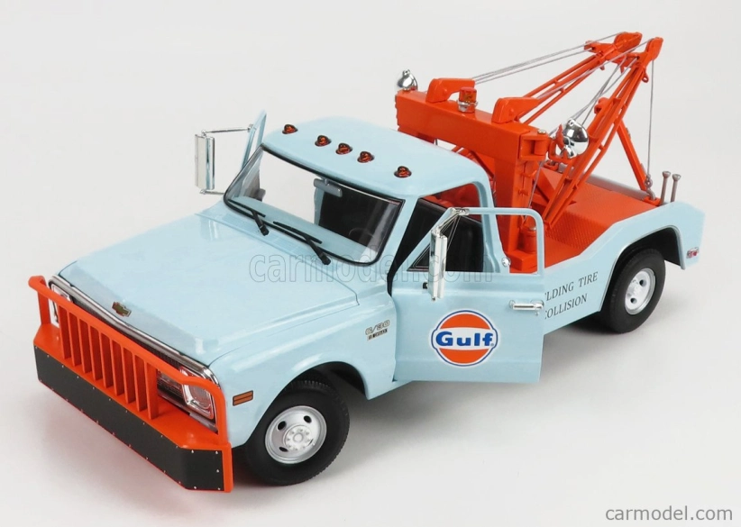 Greenlight Chevrolet C-30 Pick-up Gulf Odtahový vůz 1969 1:18, světle modrá