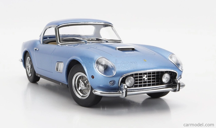 Ferrari 250gt California Spider v mierke kk s pevnou strechou 1960 1:18 Light Blue Met