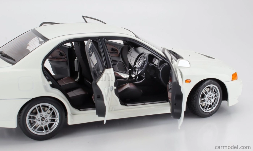 Motorhelix Mitsubishi Lancer Evo Iv s motorom a príslušenstvom 1999 1:18 Scotia White