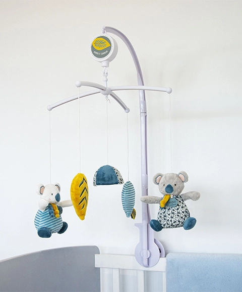 Doudou Hudobný kolotoč nad postieľkou koala