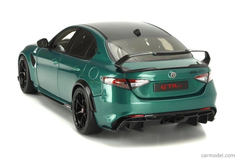 Motorhelix Alfa romeo Giulia Gtam s motorom a príslušenstvom 2021 1:18 M O N T R E A L Green Met