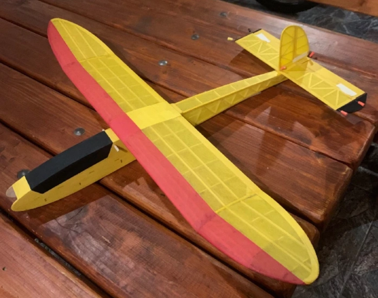 Lietadlo Banana 900 RC elektro