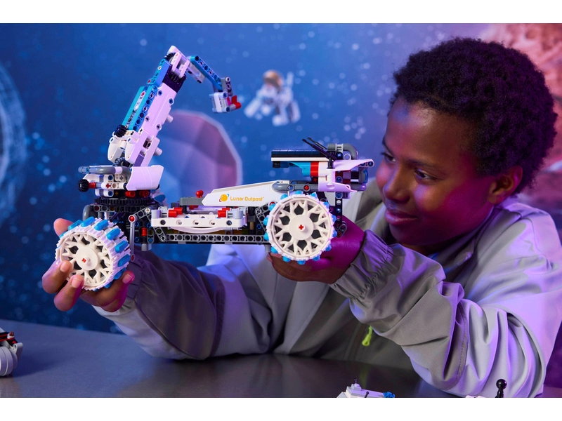 LEGO Technic - Mesačný rover Lunar Outpost™