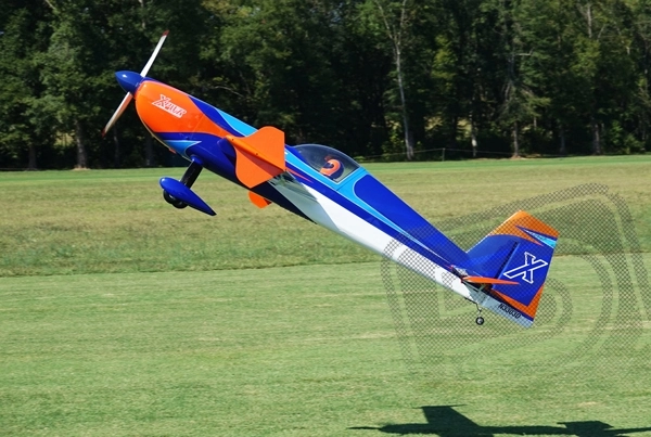 95" Extra 330S – modrá/biela 2,41 m