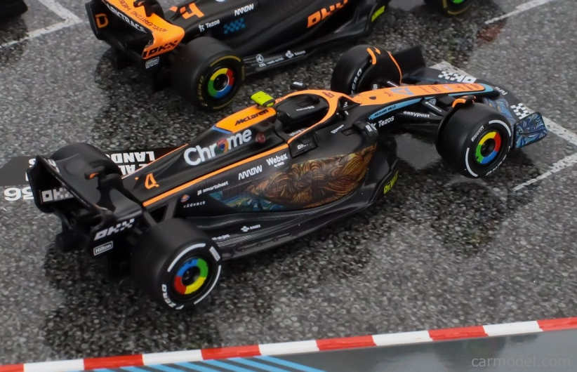 Bburago Mclaren F1 Set 4x – Team Mclaren Mcl36 N 4 Abu Dhabi Gp 2022 – Mcl60 N 4 Singapore Gp - Monaco Gp – British Gp 2023 Lando Norris 1:43 oranžová čierna biela