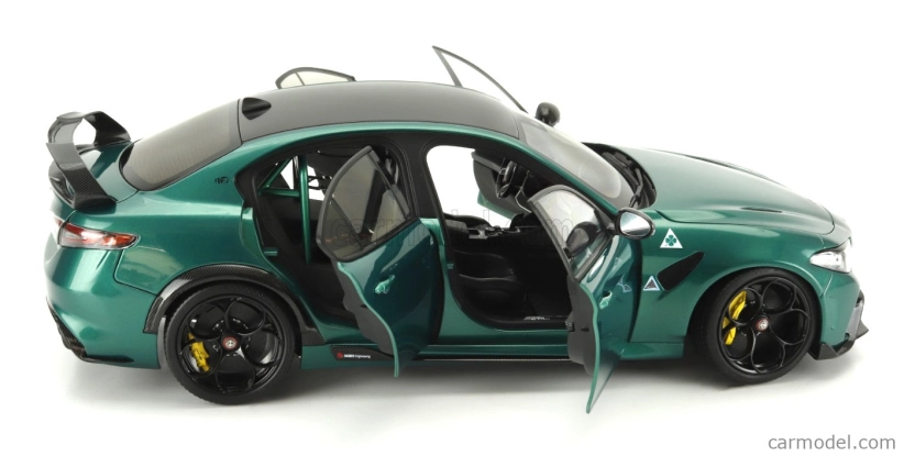 Motorhelix Alfa romeo Giulia Gtam s motorom a príslušenstvom 2021 1:18 M O N T R E A L Green Met