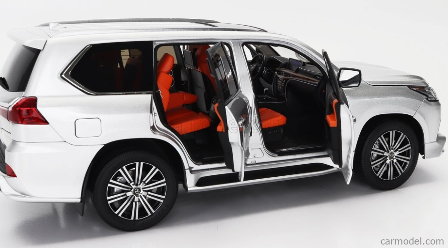 LCD model Lexus Lx570 2022 1:18 strieborný
