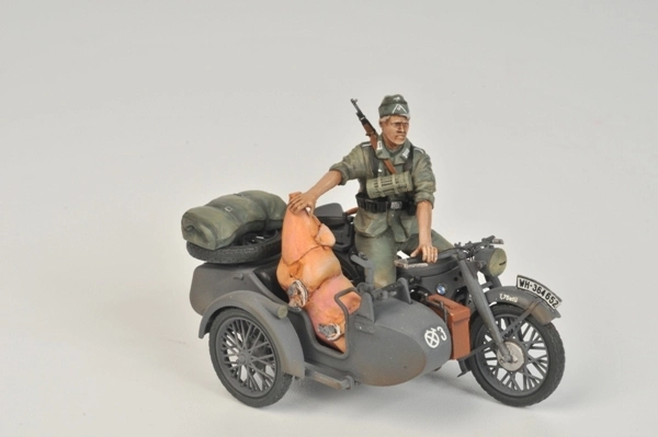 Zvezda německá sajdkára R12 WWII s posádkou (1:35)