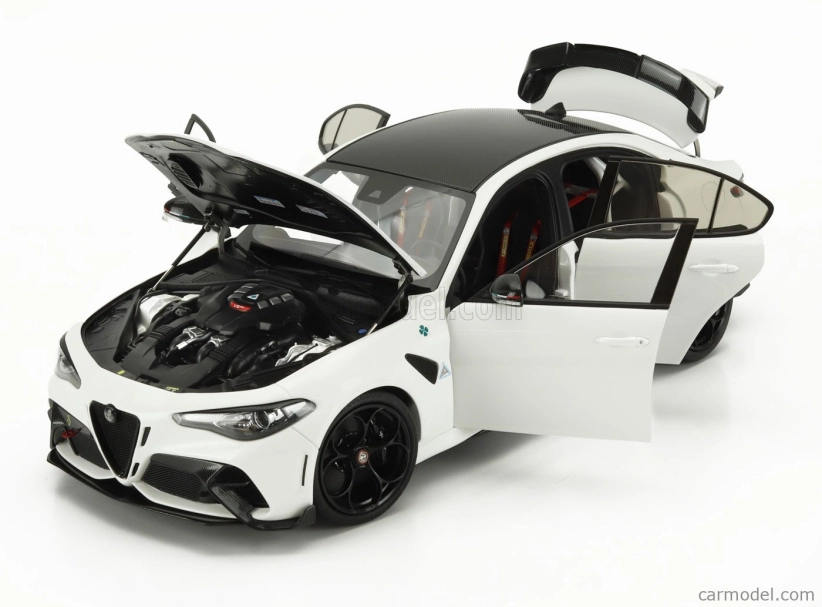 Motorhelix Alfa romeo Giulia Gtam With Engine And Accessories 2021 1:18 Bílá