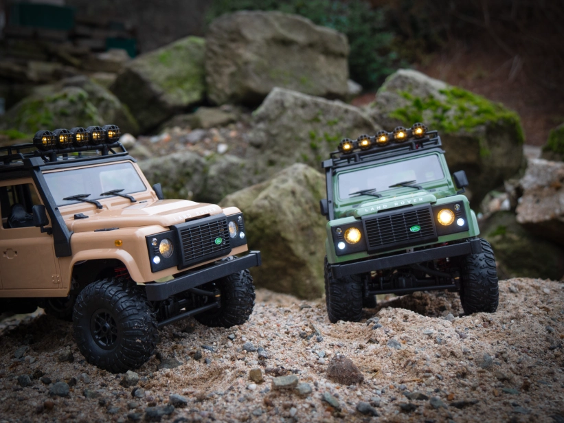 RC auto Land Rover Defender T98 1/12, zelená + náhradní baterie