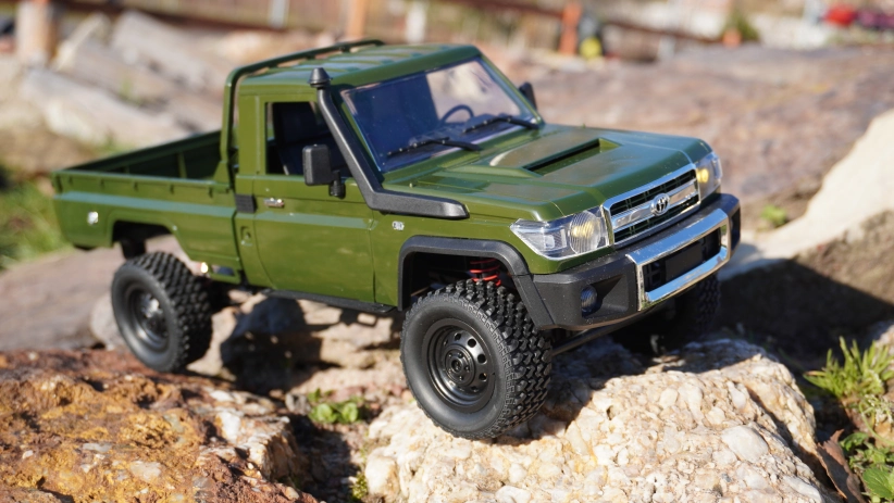 RC auto Land Cruiser Toyota, zelené + náhradná batéria