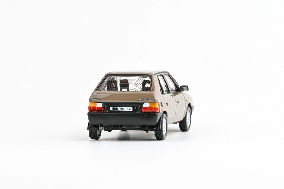 Abrex Škoda Favorit 136L (1988) 1:43 - Hnědá Kamenná