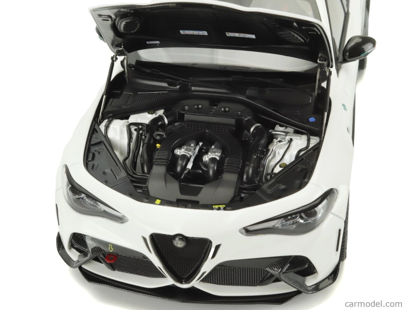Motorhelix Alfa romeo Giulia Gtam With Engine And Accessories 2021 1:18 Bílá