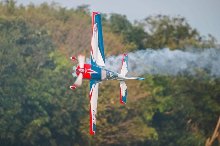 103" Raven (2,62m) 120cc Červená-Modrá