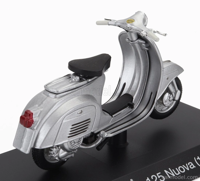 Edicola Piaggio Vespa 125 Nuova 1965 1:18 Strieborná