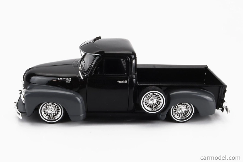 Welly Chevrolet 3100 Pick-up Low Rider 1953 1:24 čierno-sivý